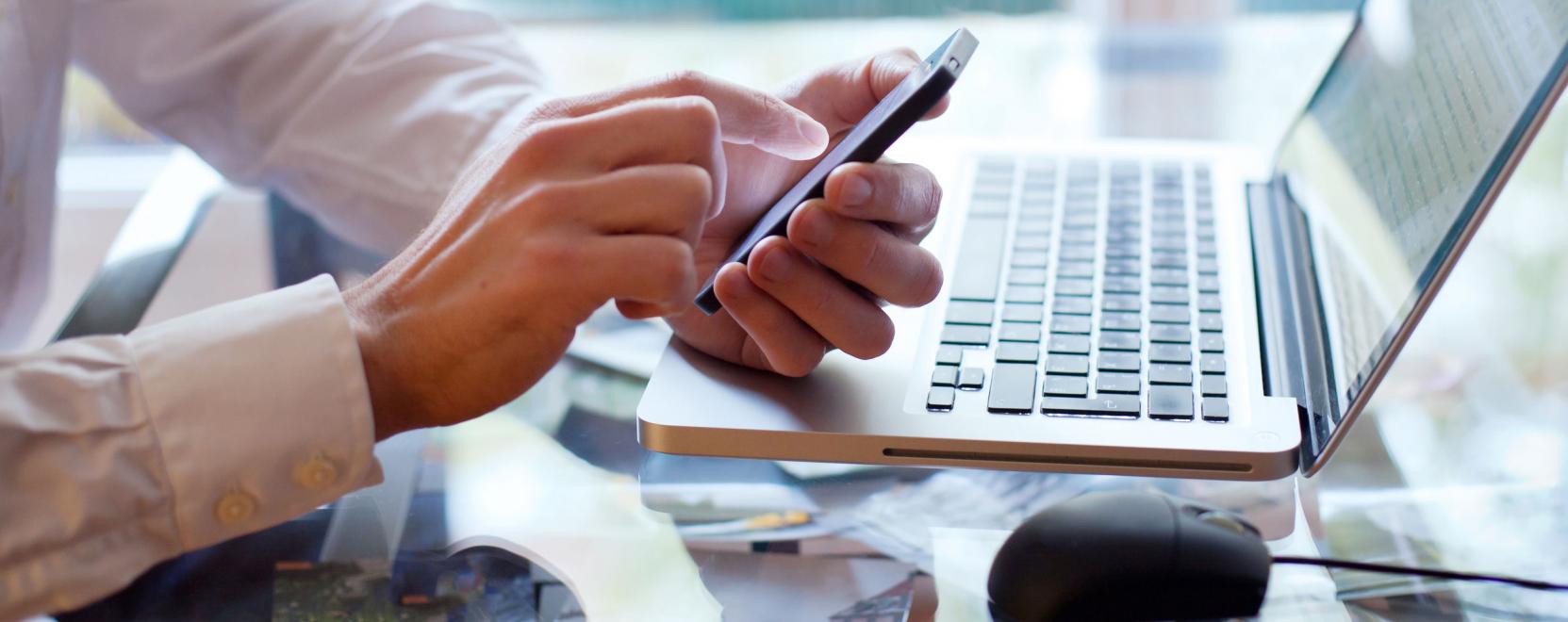 Koronav&iacute;rus: kedvezm&eacute;nyekkel seg&iacute;ti a c&eacute;geket a Vodafone