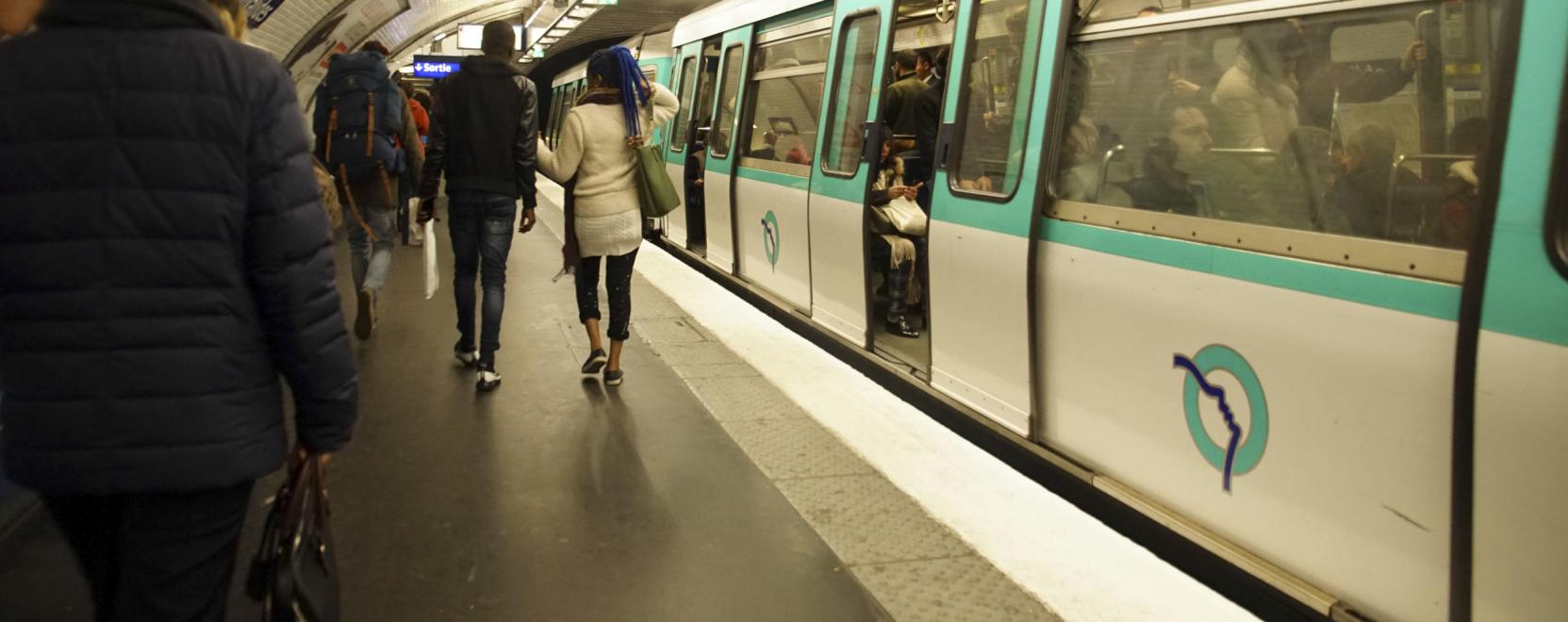 P&aacute;rizsban nem lehet elbliccelni a maszkvisel&eacute;st