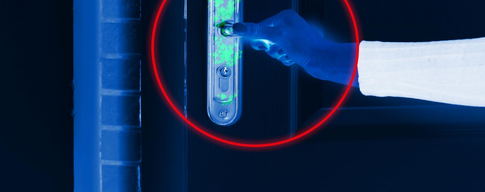 Egy gurul&oacute; szol&aacute;riumra hasonl&iacute;t&oacute; robot puszt&iacute;tja el a v&iacute;rust