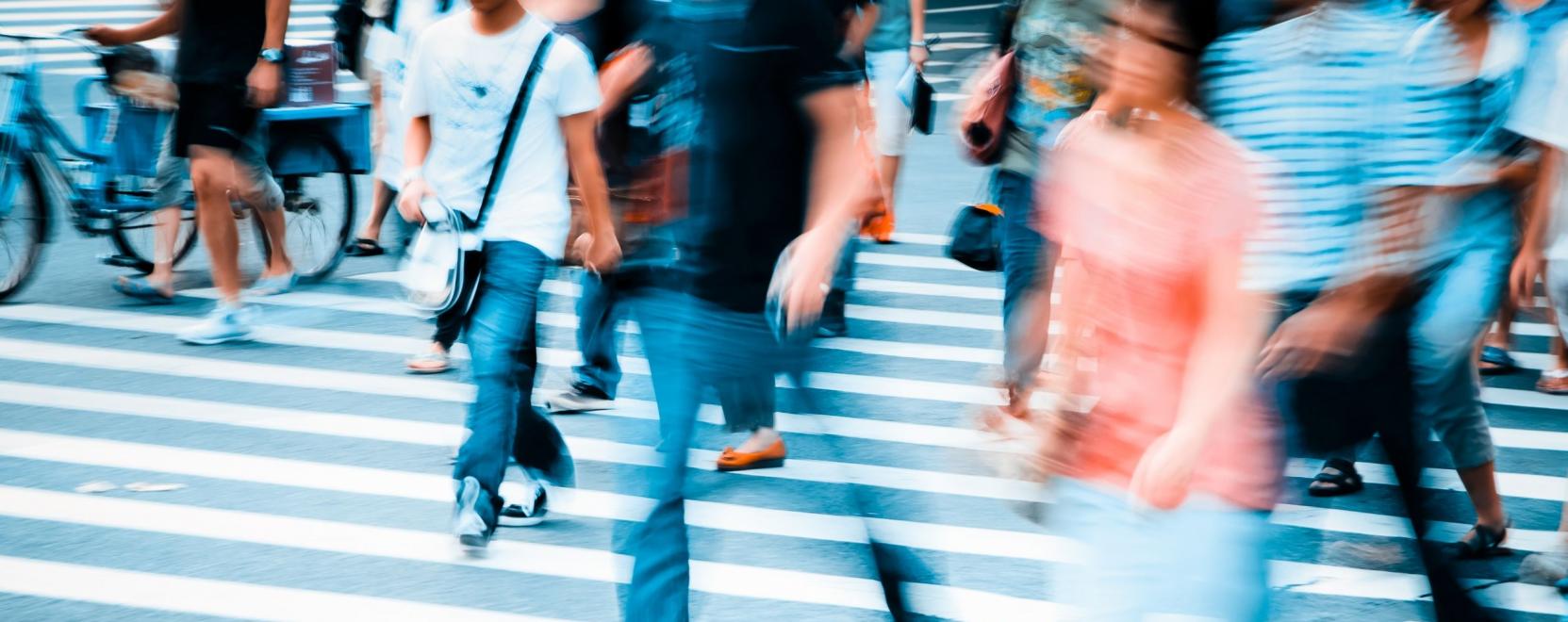 Az okos zebra az aut&oacute;ssal &eacute;s a gyalogossal is kommunik&aacute;l