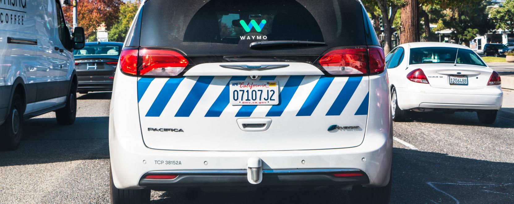 &Uacute;jrakezdi a sofőr n&eacute;lk&uuml;li aut&oacute;k tesztel&eacute;s&eacute;t a Waymo