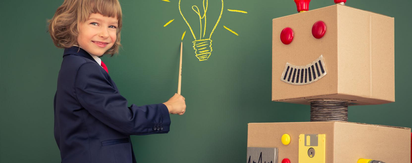 Gyerekekkel besz&eacute;lget &eacute;s tanul Moxie, a rajzfilmszerű robot