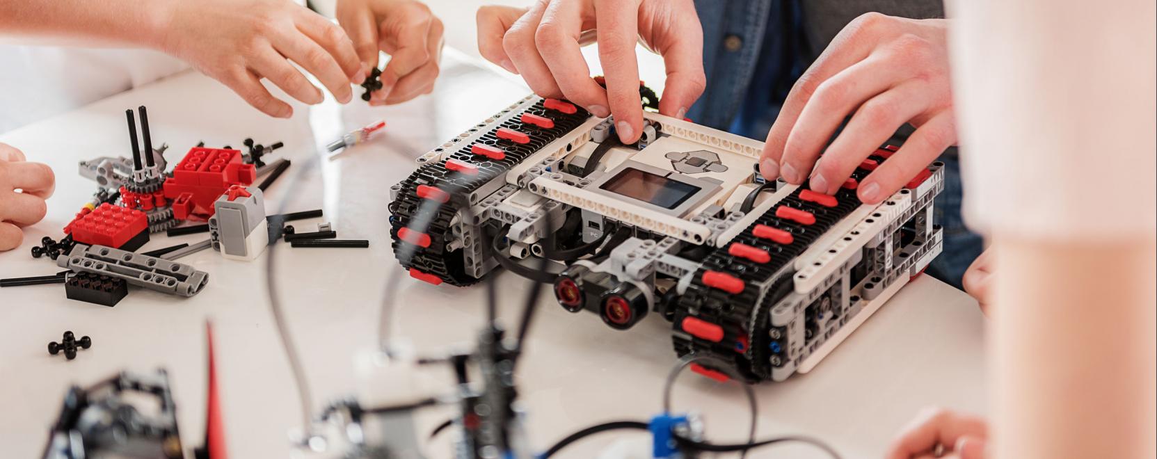 A digit&aacute;lis alkot&oacute;műhelyek jelentik az oktat&aacute;s j&ouml;vőj&eacute;t