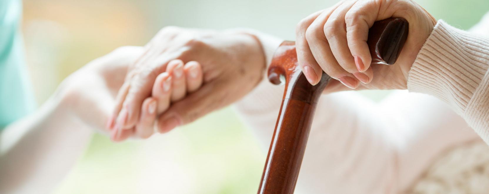 Koronav&iacute;rus: robot v&eacute;di egy hazai idősotthon lak&oacute;it