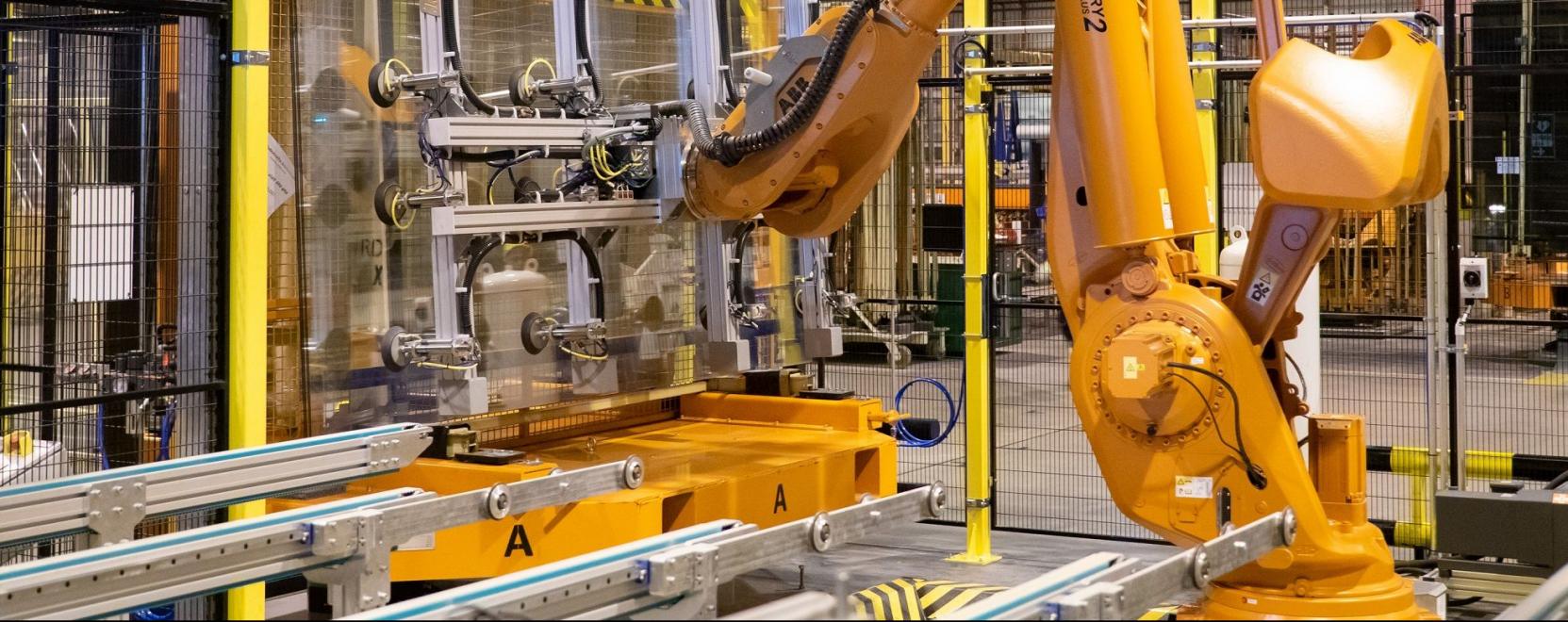 Hatalmas &uuml;vegt&aacute;bl&aacute;kat mozgat a robot az orosh&aacute;zi &uuml;veggy&aacute;rban