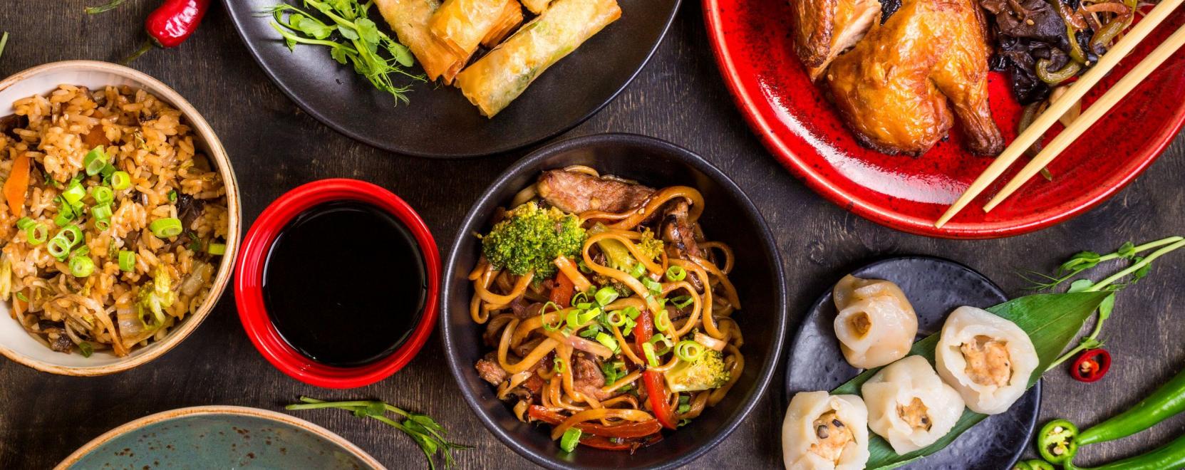 Robotok s&uuml;r&ouml;gnek-forognak a k&iacute;nai &eacute;tteremben