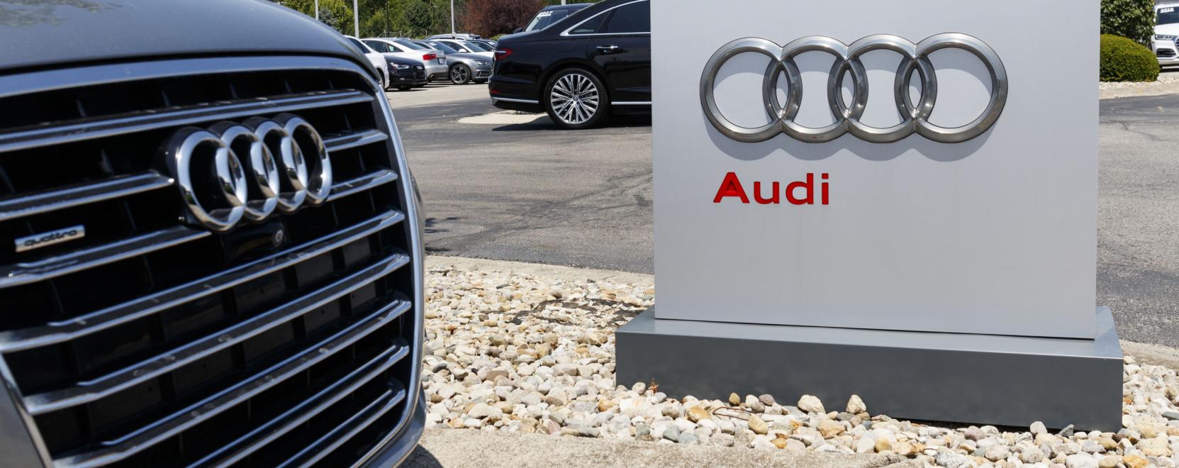 Dr&oacute;nok k&ouml;r&ouml;znek az Audi felett