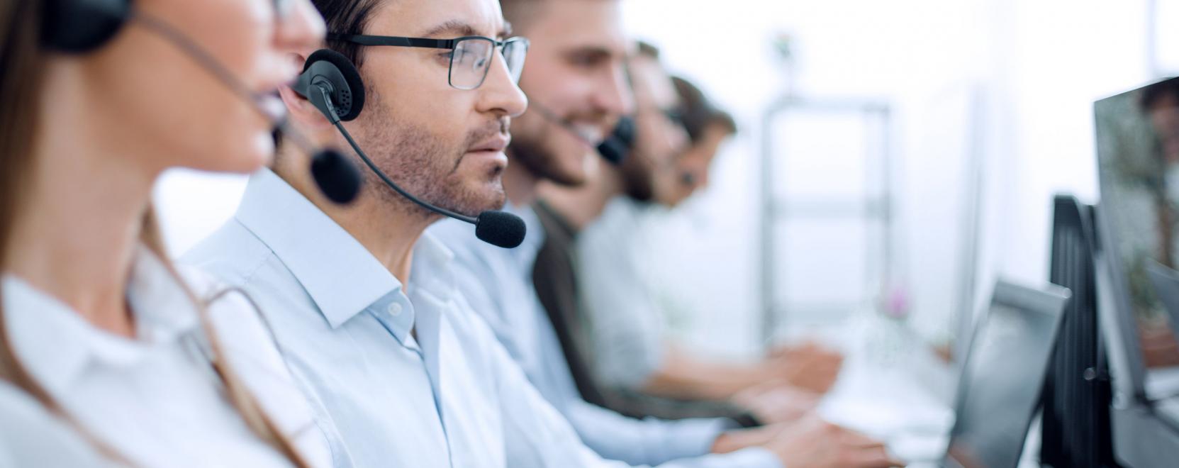 A j&ouml;vő &uuml;gyf&eacute;lszolg&aacute;lata okosszem&uuml;vegen kereszt&uuml;l seg&iacute;t