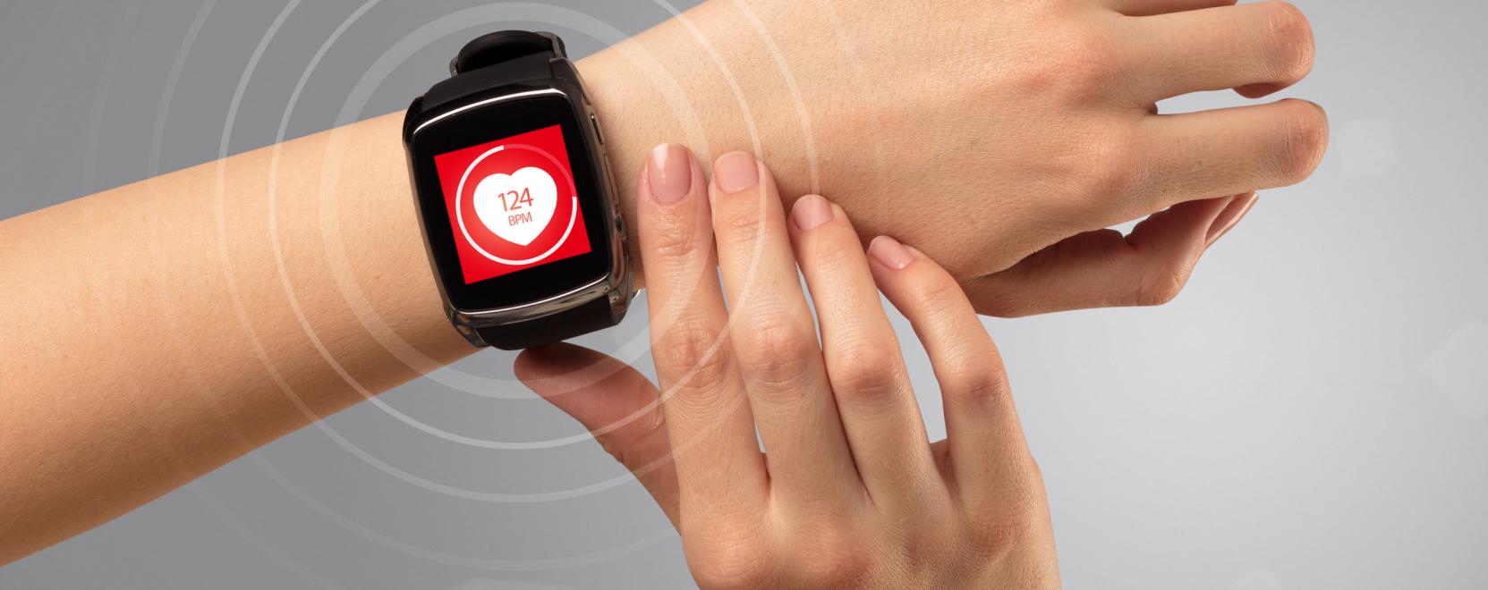 Stressz-szintet m&eacute;r &eacute;s EKG-t is k&eacute;sz&iacute;t a Fitbit Sense