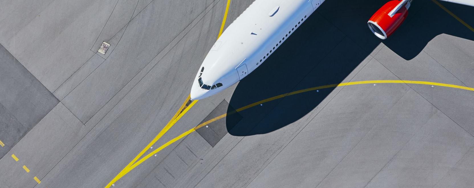 Koronav&iacute;rus: robot seg&iacute;t az utasoknak  a dubaji rept&eacute;ren