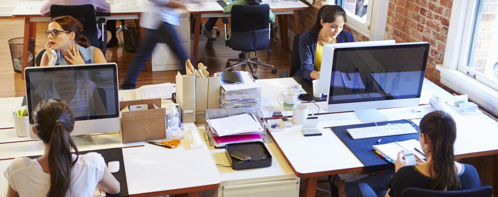 Intelligens &eacute;p&uuml;letautomatiz&aacute;l&aacute;s a dolgoz&oacute;k v&eacute;delm&eacute;re