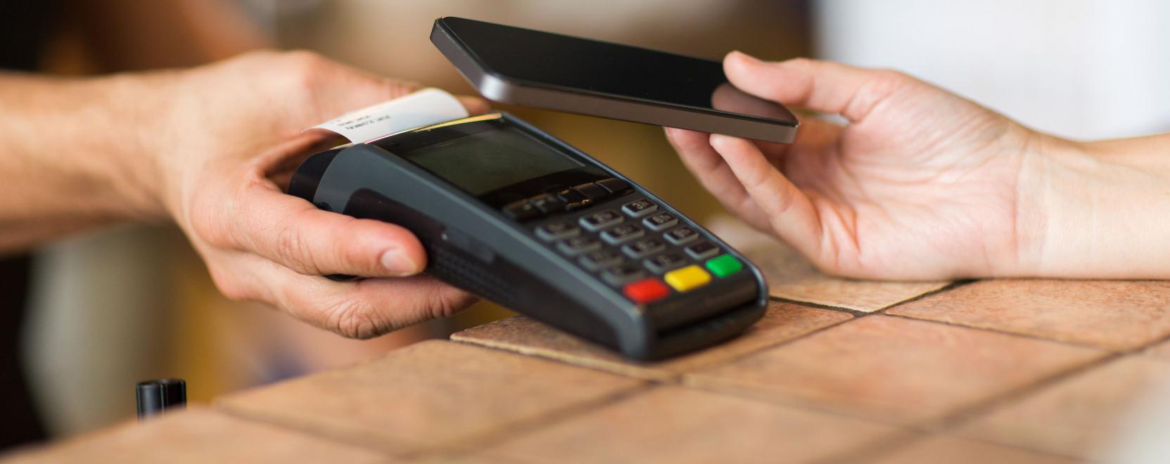 M&aacute;sk&eacute;pp rendezz&uuml;k a sz&aacute;ml&aacute;t: egyre n&eacute;pszerűbb a mobilfizet&eacute;s