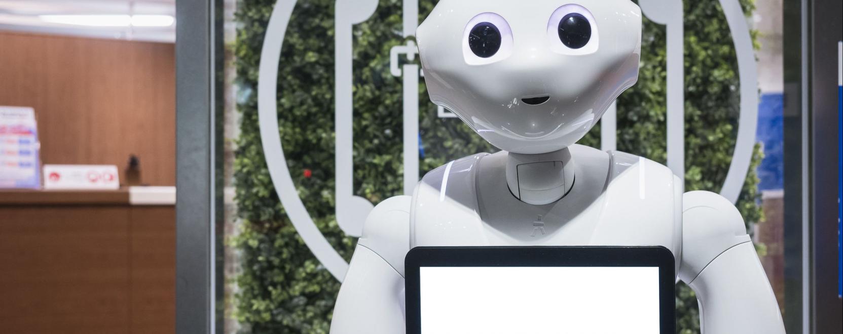 Robot figyelmeztet a maszkvisel&eacute;sre egy jap&aacute;n boltban