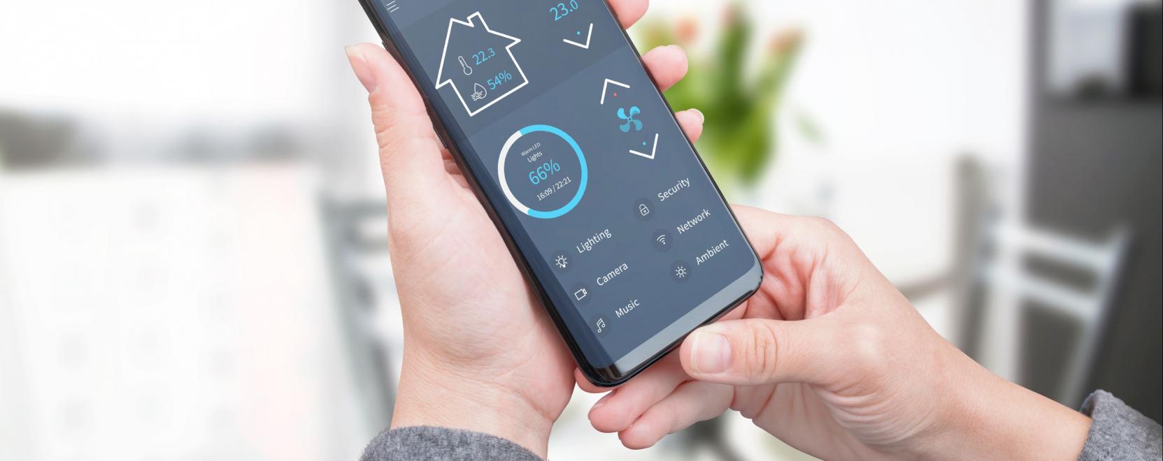 Egyre t&ouml;bb okosk&uuml;ty&uuml; teszi otthonoss&aacute; a lak&aacute;st