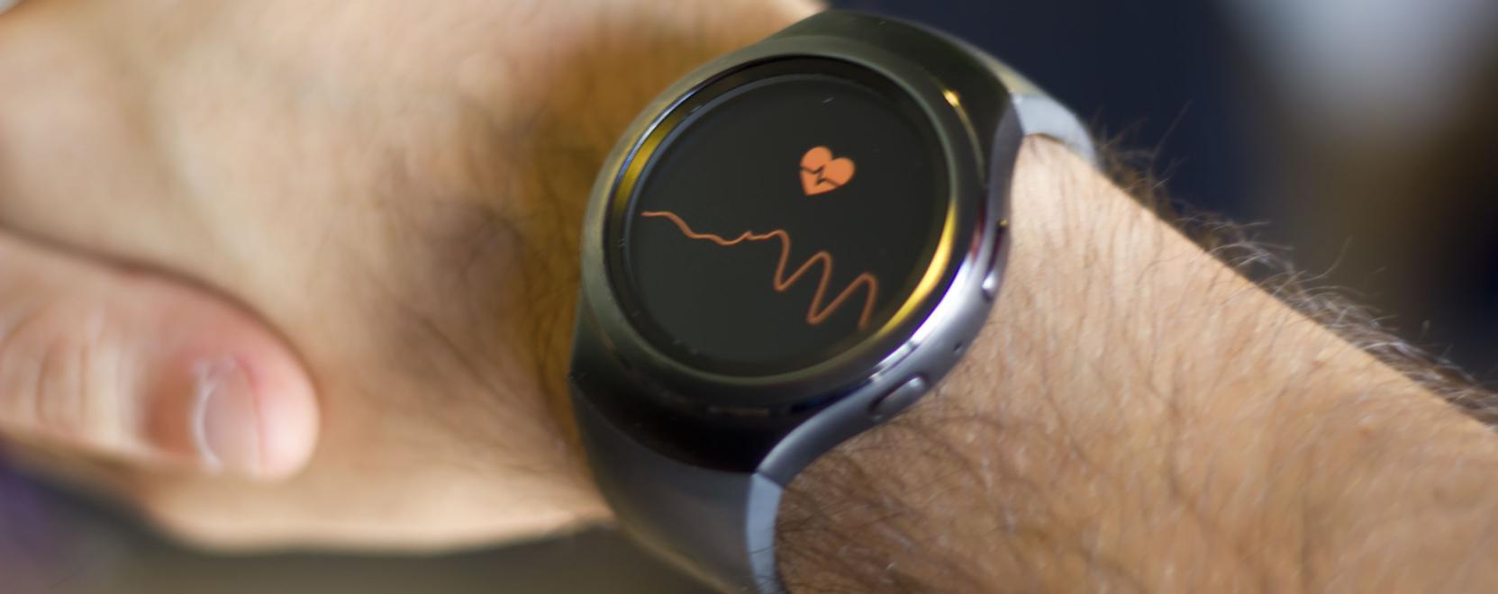 Sense okos&oacute;r&aacute;kat h&iacute;v vissza a Fitbit