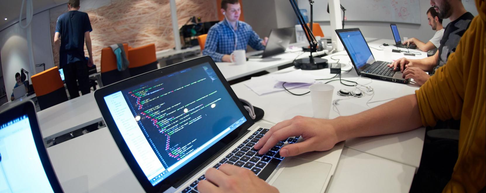 Eur&oacute;pai strat&eacute;gia k&eacute;sz&uuml;l a digit&aacute;lis k&eacute;szs&eacute;gek oktat&aacute;s&aacute;r&oacute;l