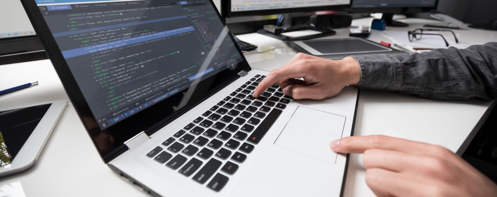 Dobozos vs. egyedi fejleszt&eacute;s: mit l&eacute;pnek a c&eacute;gek?