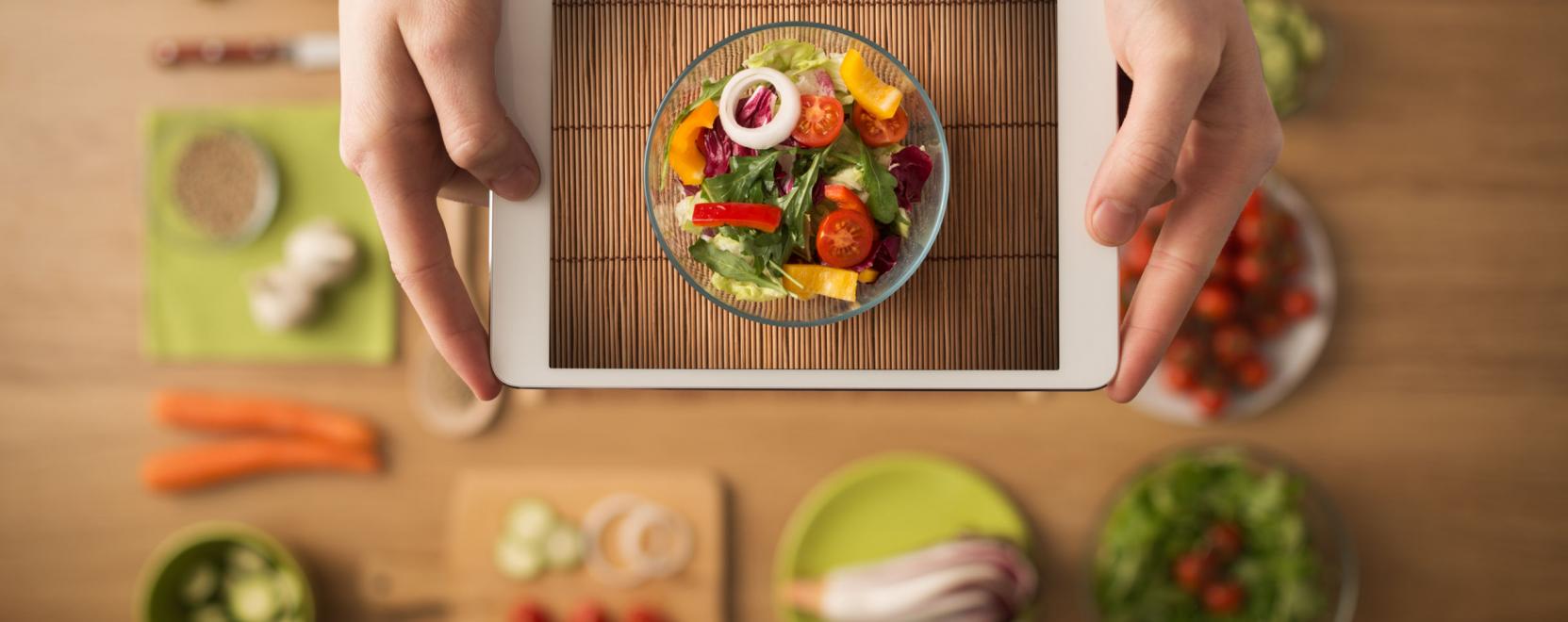 Sal&aacute;tak&eacute;sz&iacute;tő robottal erős&iacute;t a DoorDash