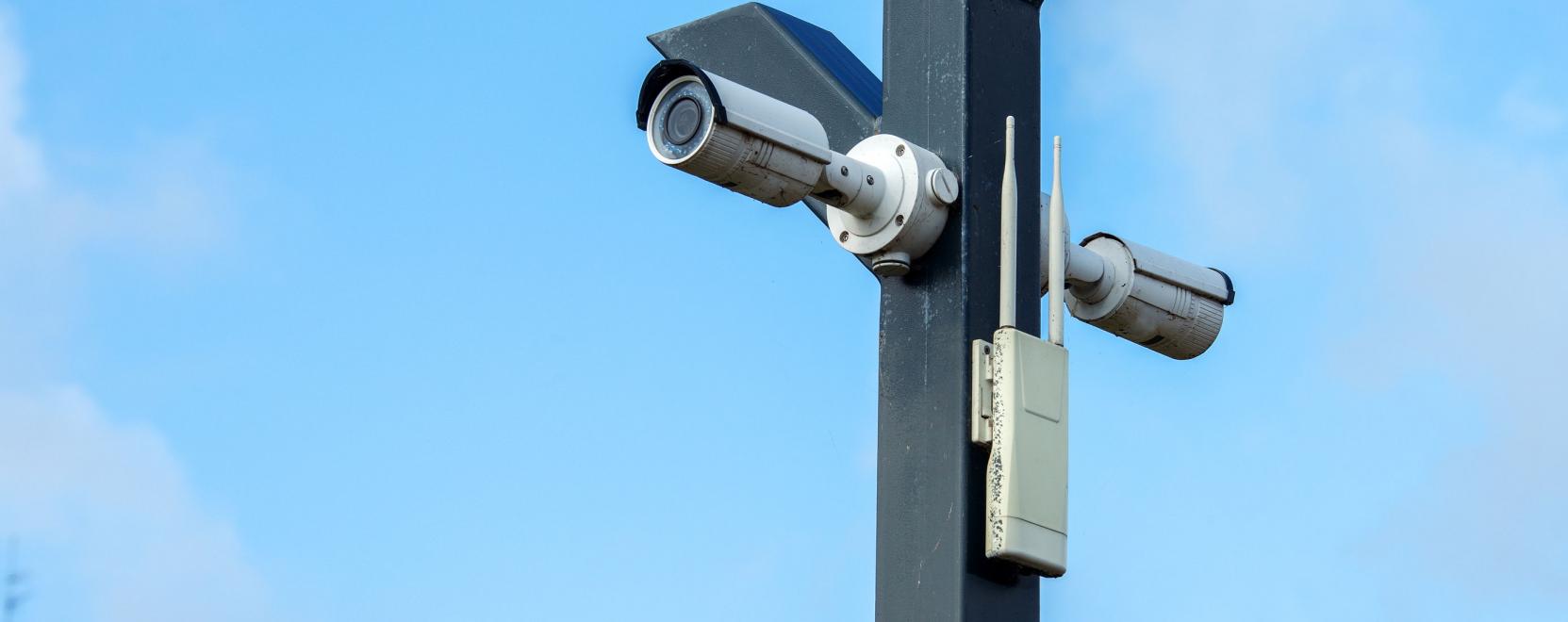 Multifunkci&oacute;s okososzlopokat telep&iacute;tenek Sz&ouml;ulban