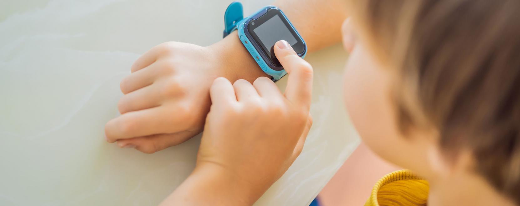 Keveset mozognak a gyerekek? Seg&iacute;t a Fitbit &uacute;j okoskark&ouml;tője