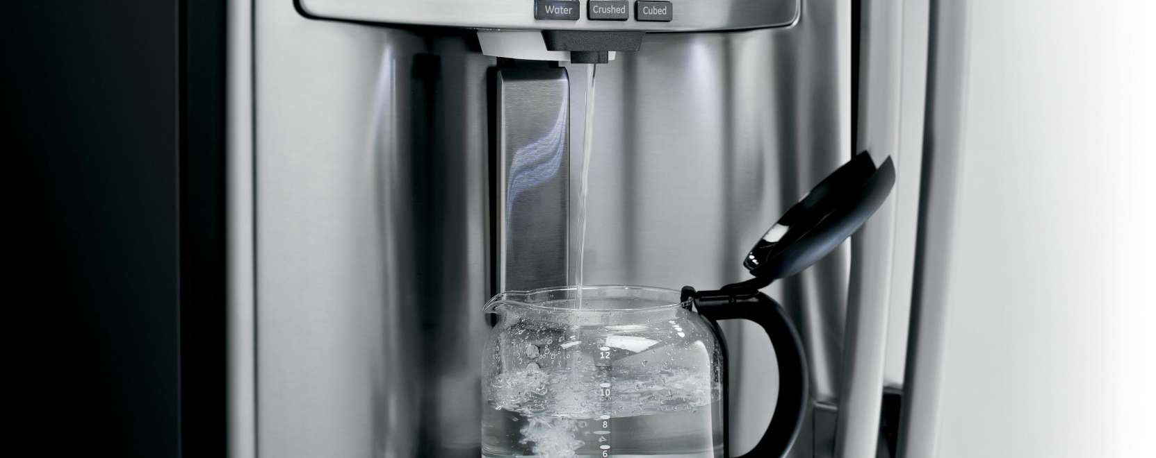 Az intelligens hűtő sim&aacute;n lek&ouml;r&ouml;zi az okos&oacute;r&aacute;kat