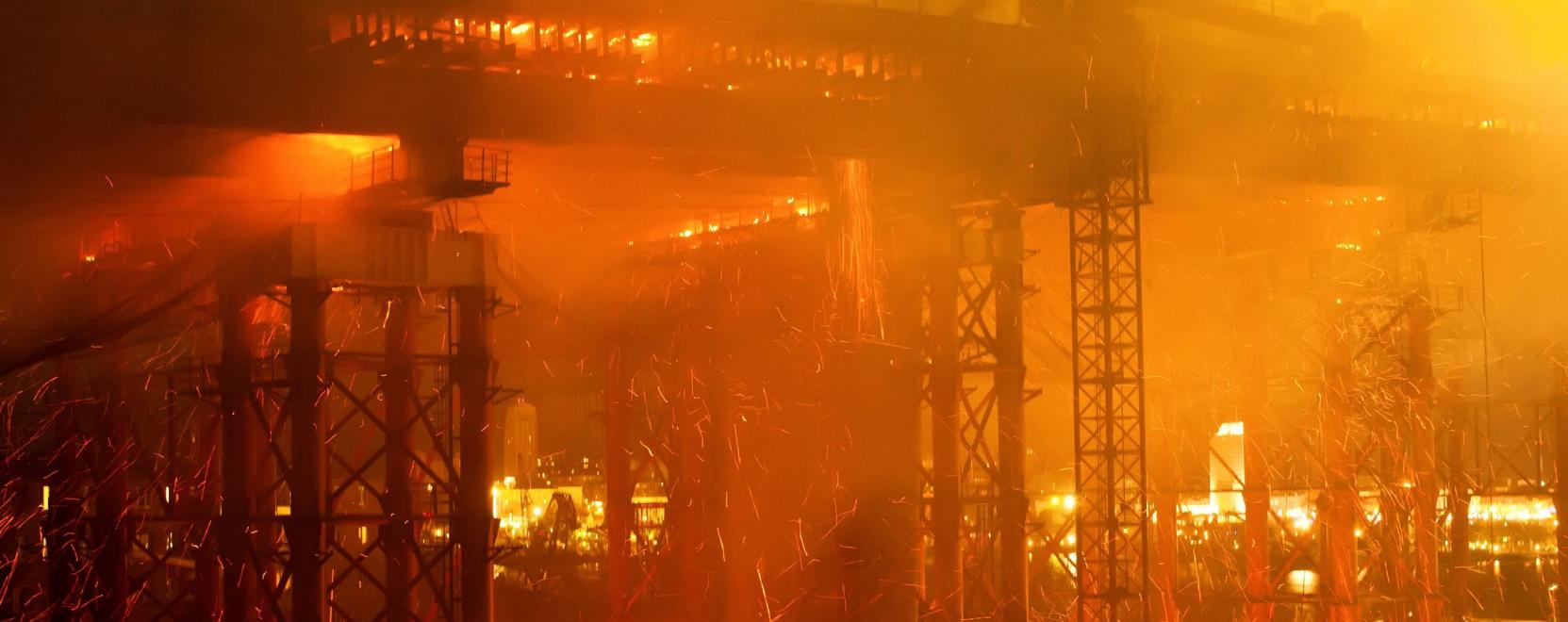 A levegőből kapnak seg&iacute;ts&eacute;get a tűzolt&oacute;k