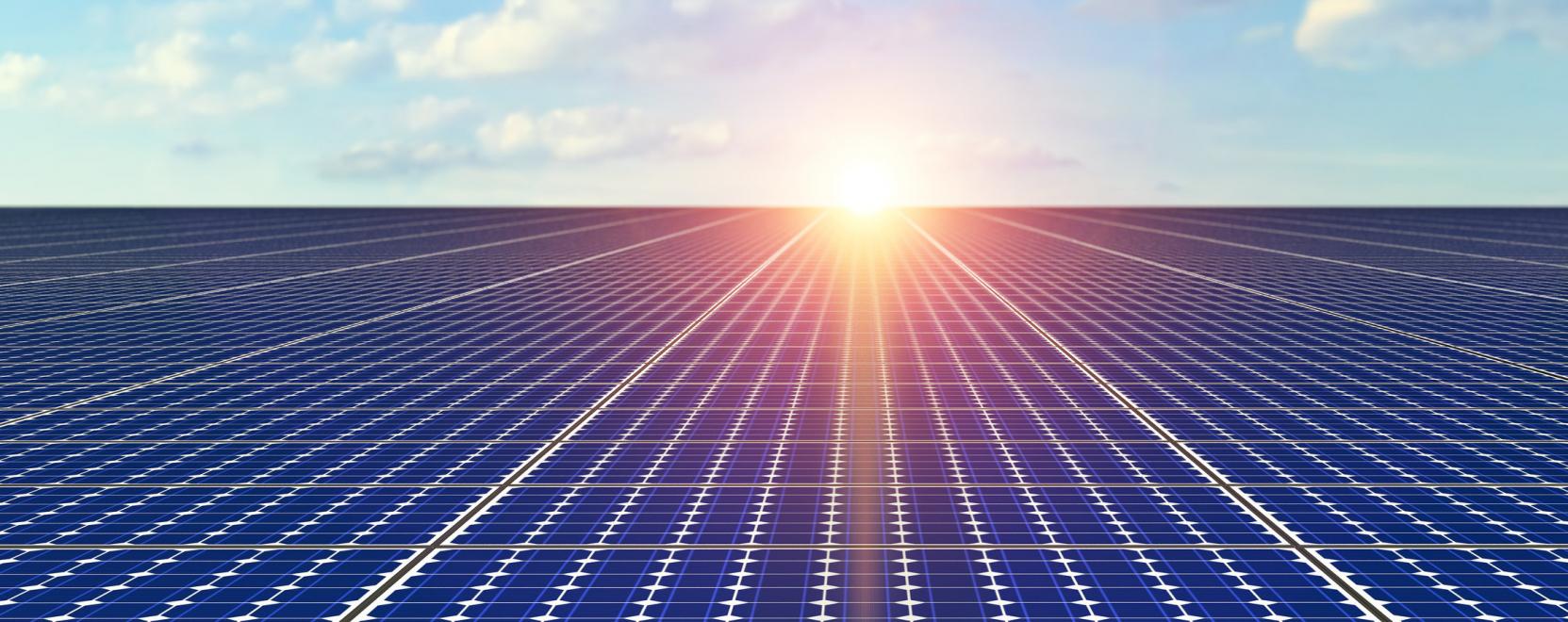 A tengeren lebeg Szingap&uacute;r &ouml;t focip&aacute;lya m&eacute;retű napelemparkja