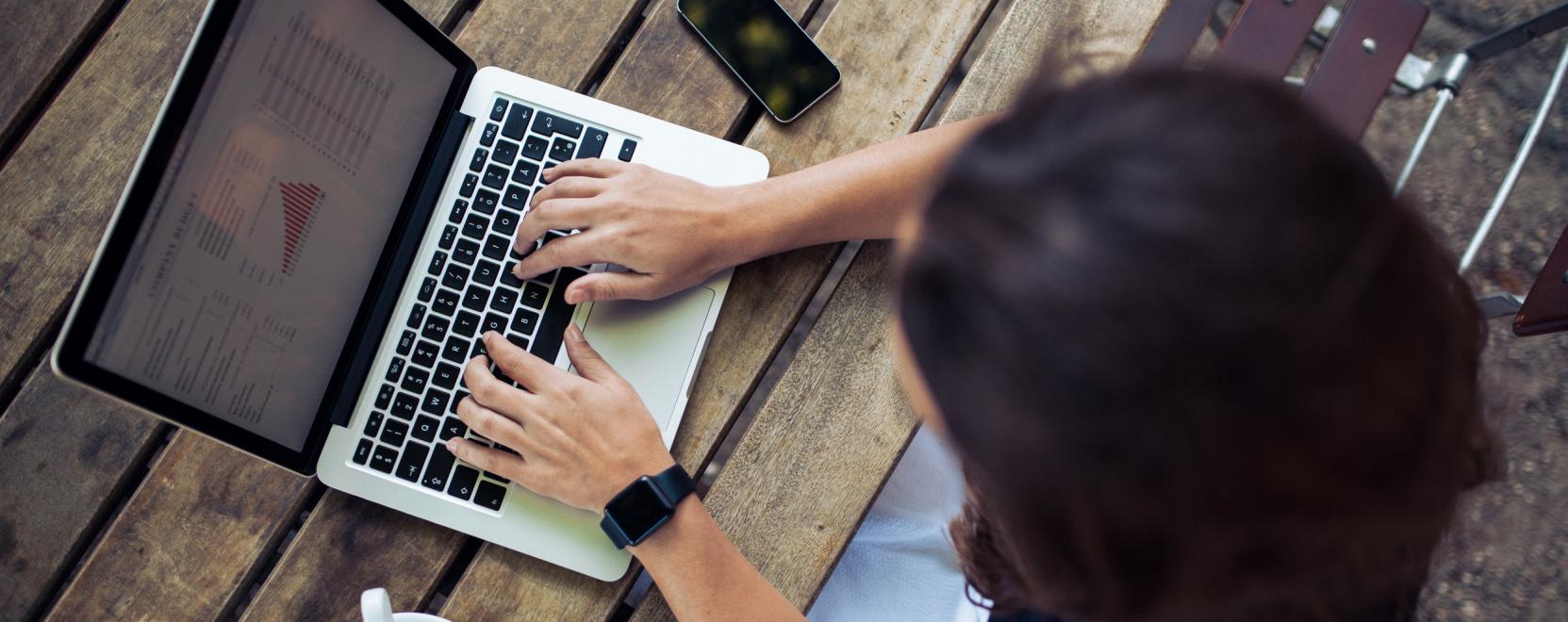 A t&aacute;vmunka előrehozta a digit&aacute;lis &aacute;t&aacute;ll&aacute;st