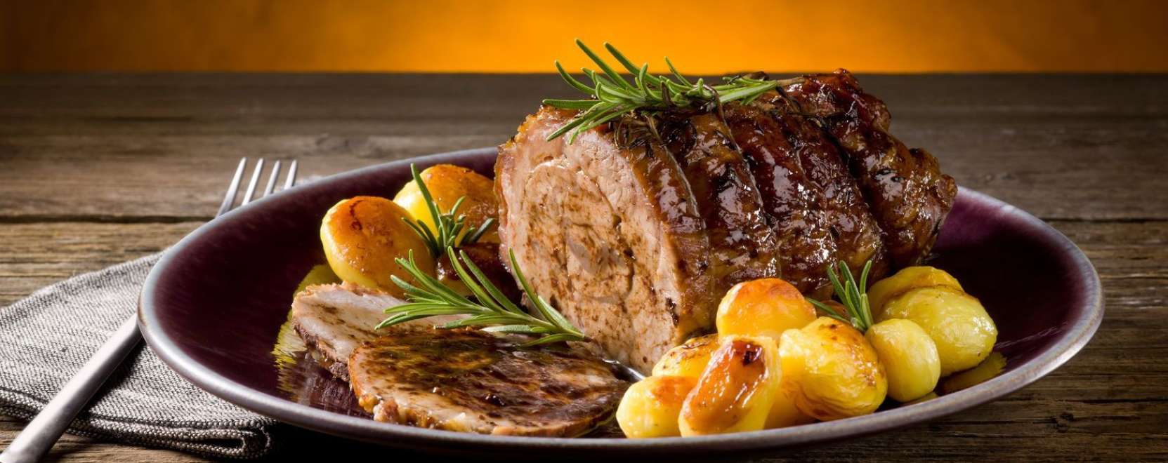 Robotkukta var&aacute;zsolja az asztalra az esti vacsor&aacute;t