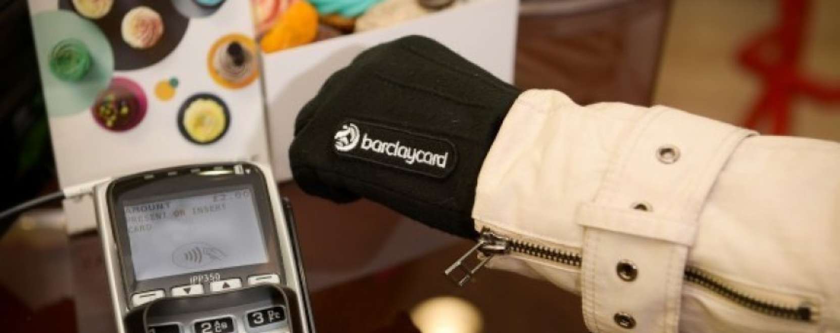 B&aacute;njon kesztyűs k&eacute;zzel a p&eacute;nz&uuml;gyekkel