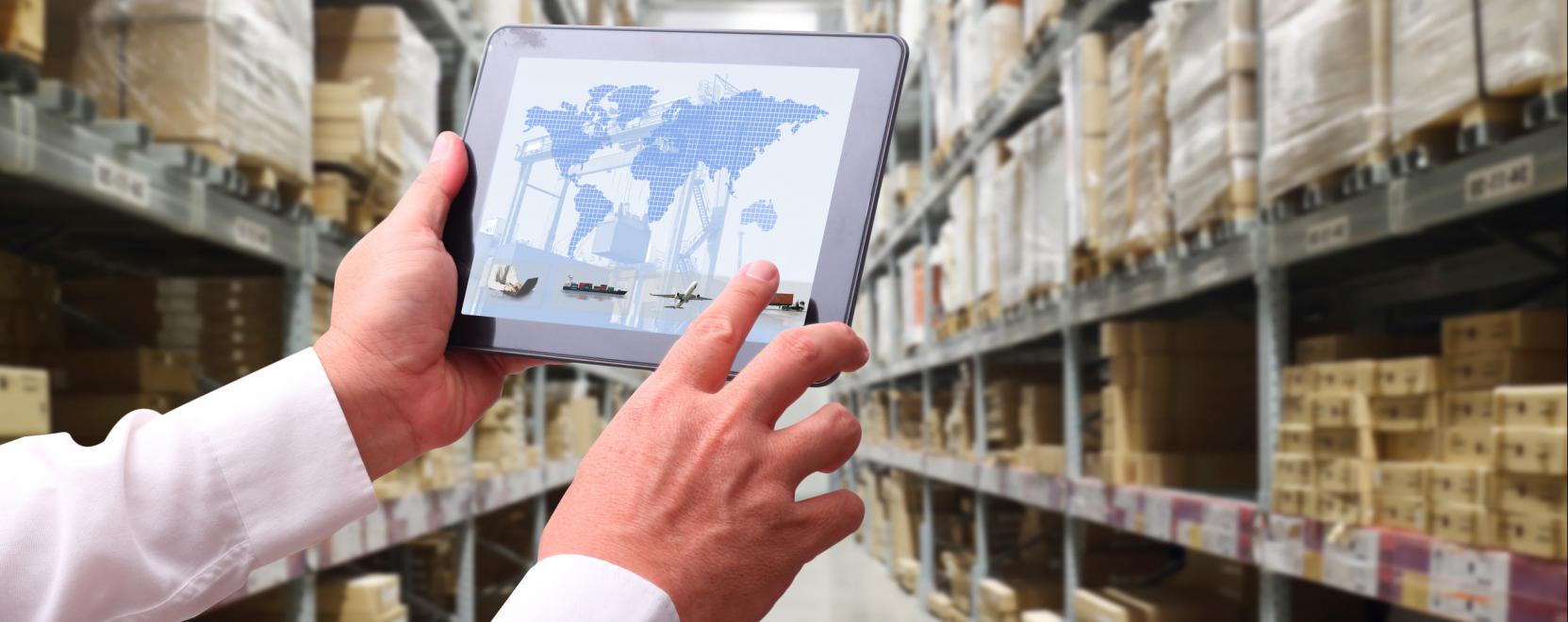 P&ouml;r&ouml;g az automatiz&aacute;ci&oacute;: robotok, cobotok &eacute;s IoT a rakt&aacute;rban