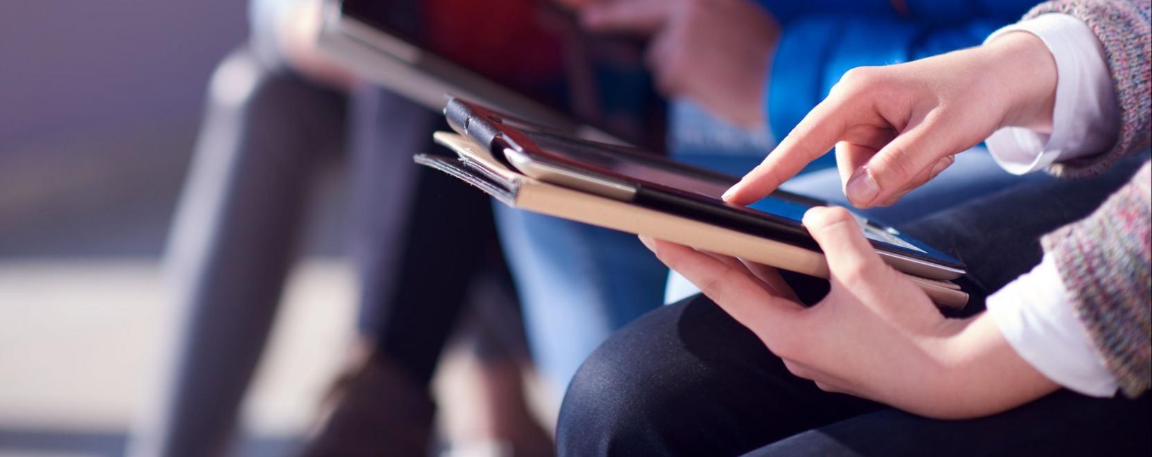 &Iacute;gy is cs&ouml;kkenhetne a digit&aacute;lis szakad&eacute;k az oktat&aacute;sban