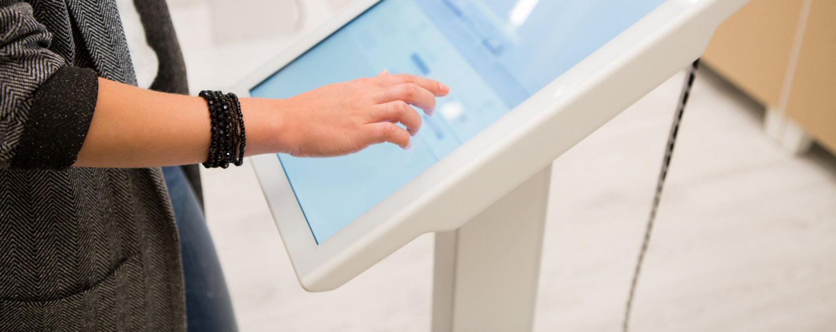 Mesters&eacute;ges intelligencia seg&iacute;ti a korm&aacute;nyhivatalok munk&aacute;j&aacute;t