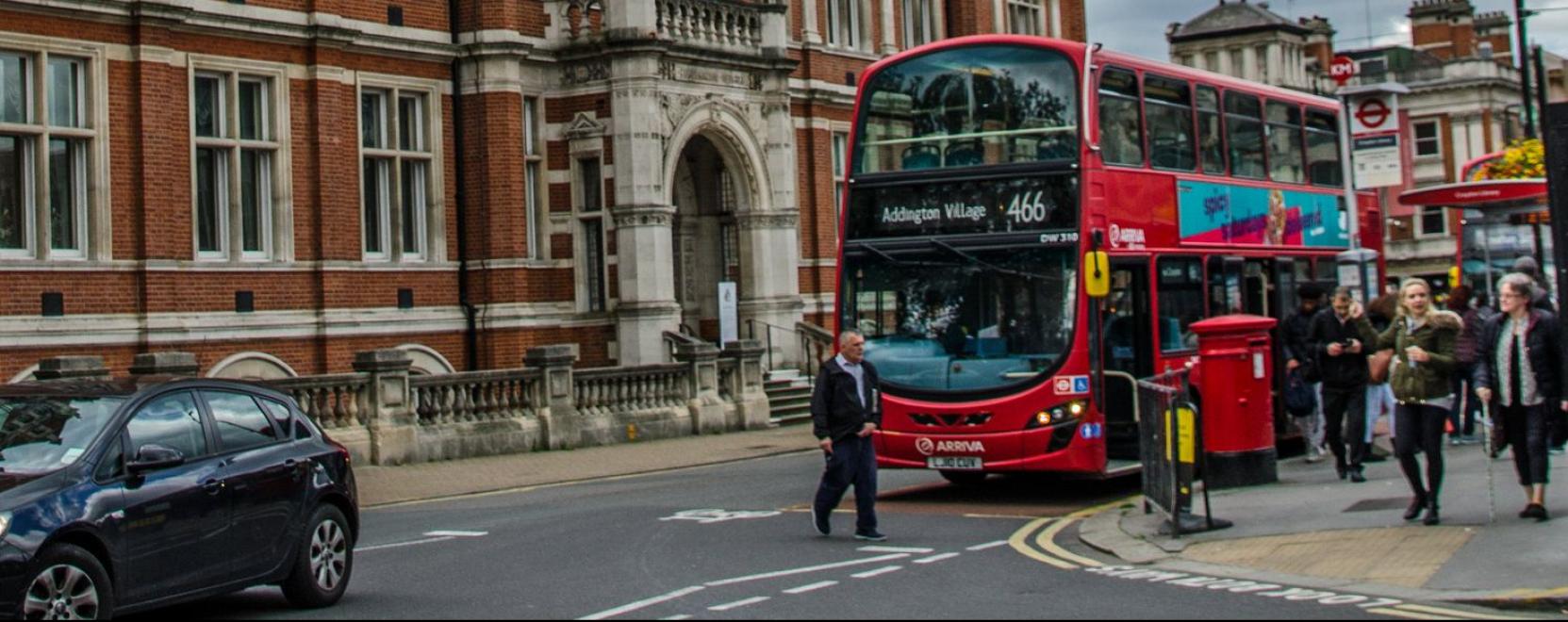 A j&ouml;vő buszmeg&aacute;ll&oacute;i v&aacute;rj&aacute;k az utasokat Londonban
