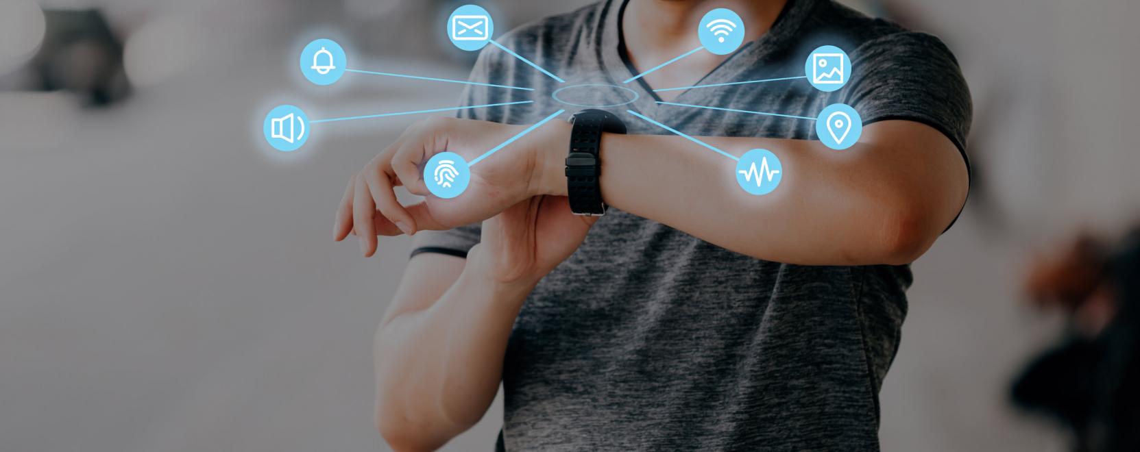 Sz&eacute;th&uacute;zhat&oacute; kijelzővel dobn&aacute; fel az okos&oacute;r&aacute;kat a Samsung