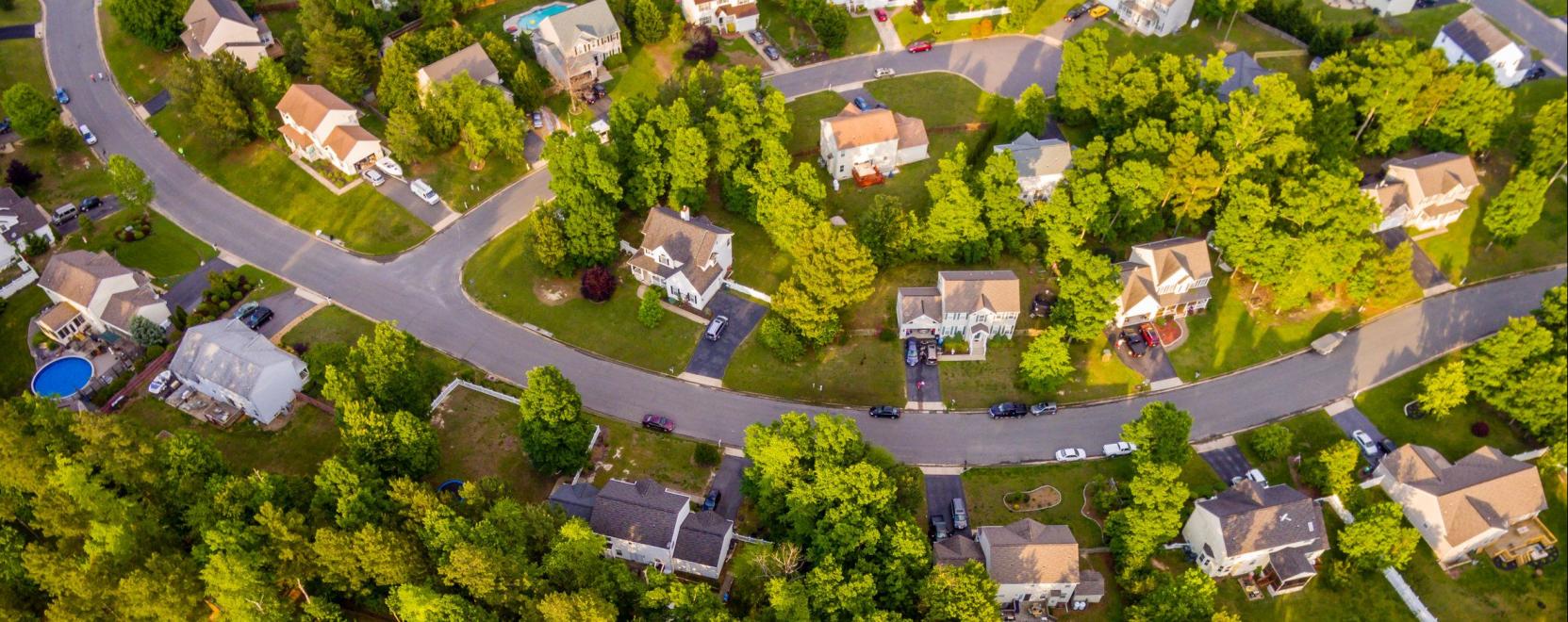 Technol&oacute;gia &eacute;gen-f&ouml;ld&ouml;n: dr&oacute;nos sz&aacute;ll&iacute;t&aacute;st&oacute;l az okosfalvakig