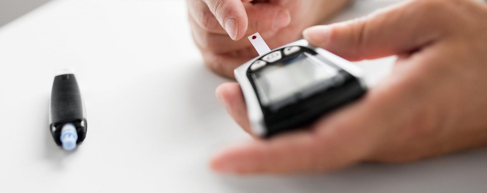 Laborpontoss&aacute;g&uacute; eredm&eacute;ny &eacute;rhető el az okos-v&eacute;rcukorm&eacute;rővel