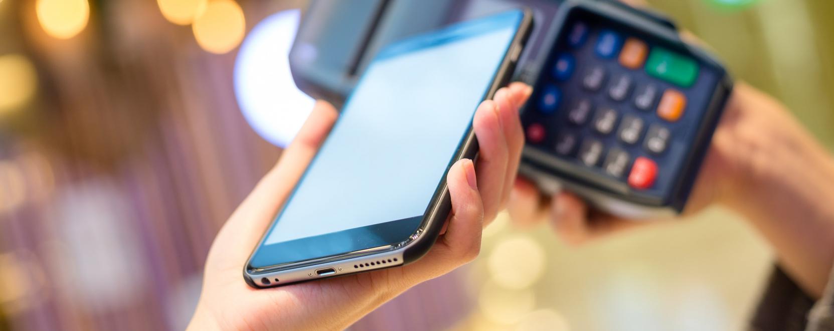 A fogyaszt&oacute;k negyede v&aacute;ltana k&eacute;szp&eacute;nzmentes fizet&eacute;sre