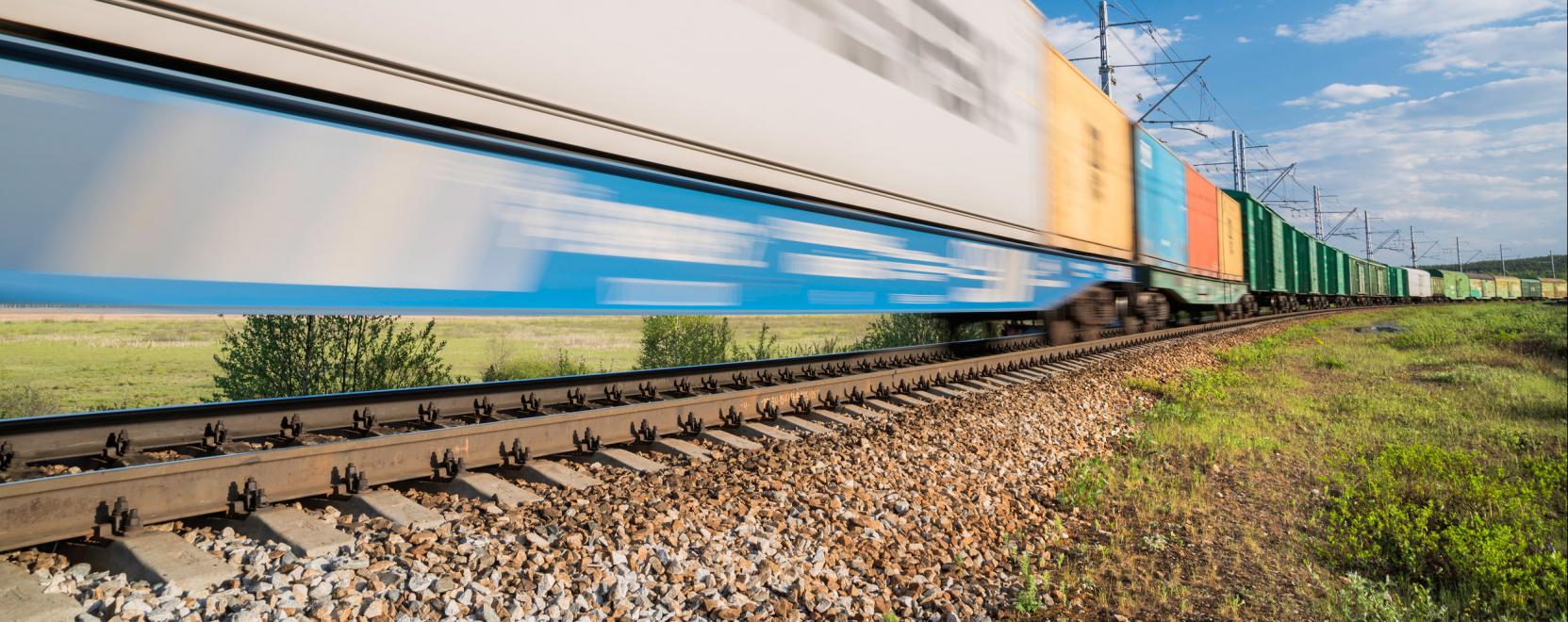 &Ouml;nvezető tehervonatokkal forradalmas&iacute;tan&aacute;k az &aacute;rusz&aacute;ll&iacute;t&aacute;st