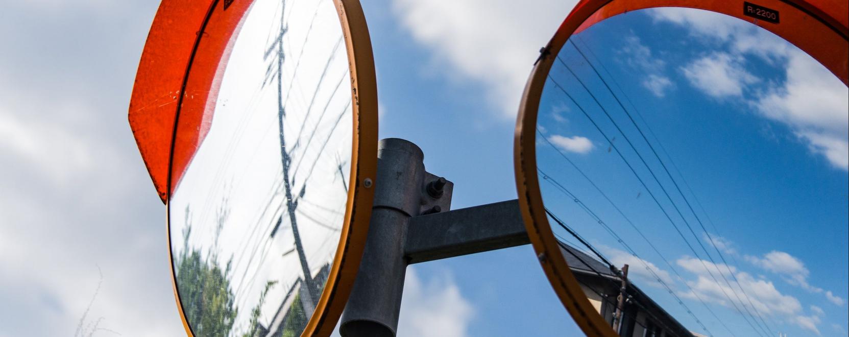 Okoskamer&aacute;val felturb&oacute;zott t&uuml;k&ouml;r előzheti meg a baleseteket