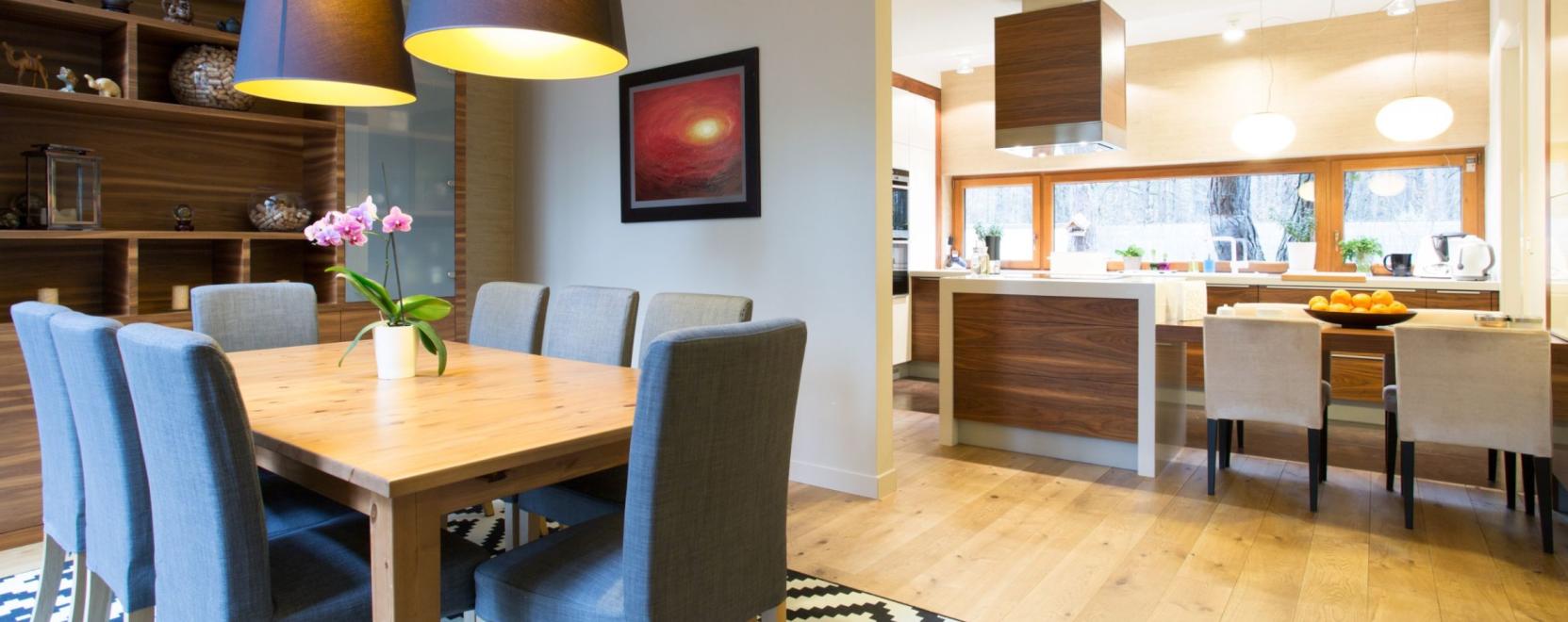 Feh&eacute;r szekr&eacute;nyek a s&ouml;t&eacute;tebb t&oacute;nus&uacute; falak előtt