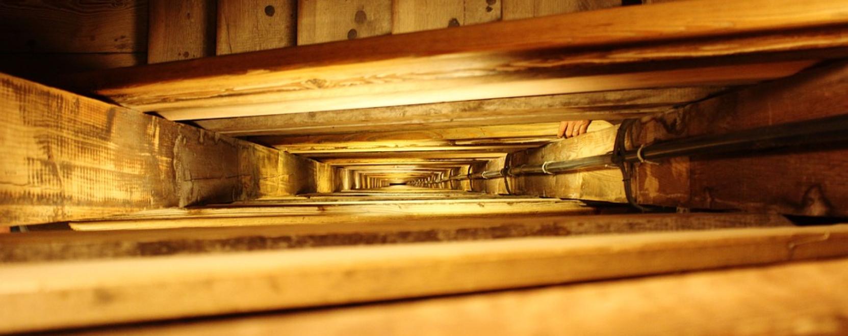 L&eacute;pcsőbor&iacute;t&aacute;s r&eacute;tegelt lemezből