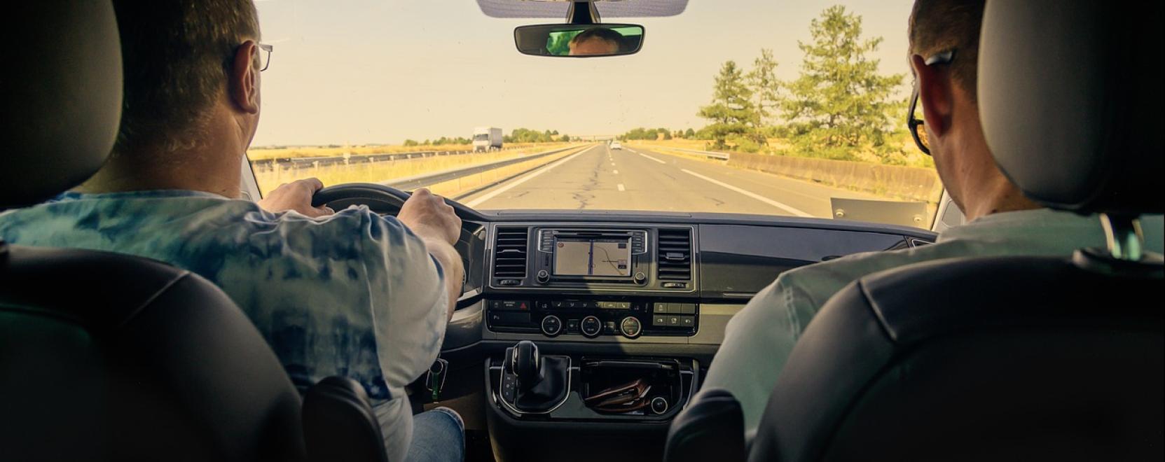 Vadg&aacute;zol&aacute;s aut&oacute;val: vesz&eacute;lyes &eacute;s k&ouml;lts&eacute;ges tal&aacute;lkoz&aacute;s