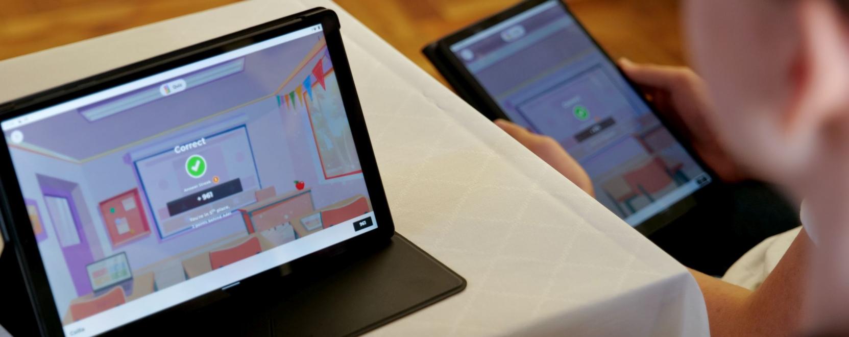 Okosteremmel seg&iacute;ti a pedag&oacute;gusk&eacute;pz&eacute;st a Vodafone