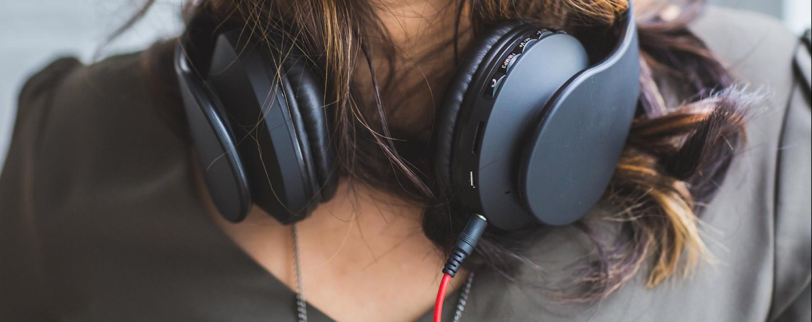 Milyen mikrofont &eacute;s fejhallgat&oacute;t v&aacute;lasszunk a sz&aacute;m&iacute;t&oacute;g&eacute;phez?