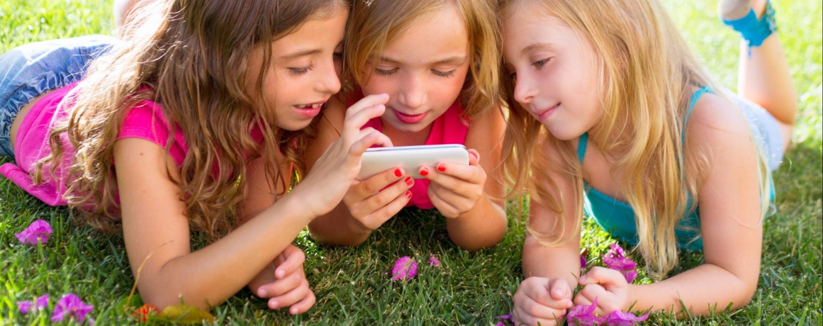 A csal&aacute;dok &ouml;t&ouml;de nem szab&aacute;lyozza a k&eacute;pernyőidőt