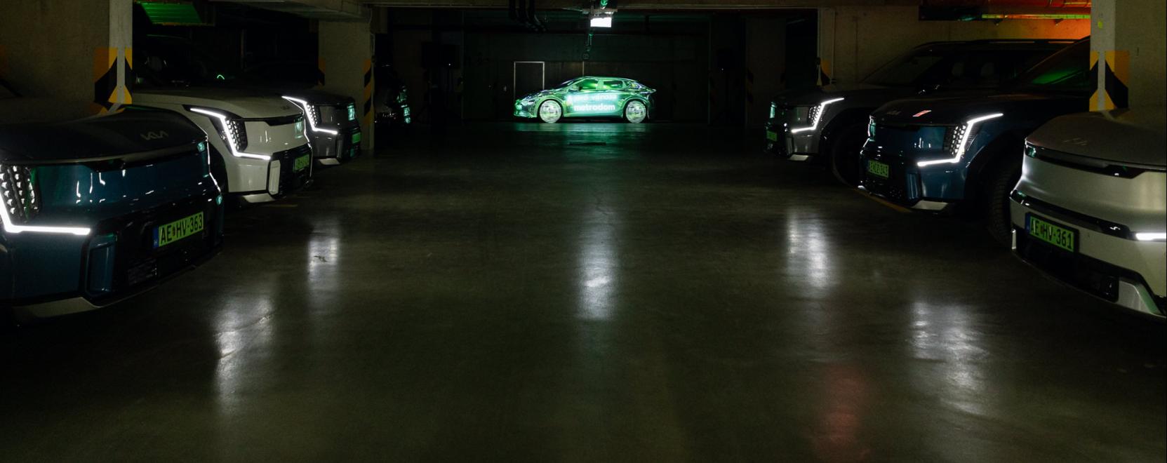 Ez a j&ouml;vő? E-aut&oacute;k sz&aacute;zait lehet t&ouml;lteni a lak&oacute;parkban