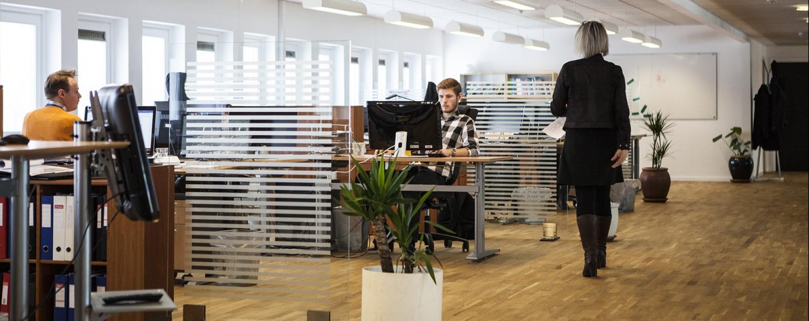 Milyen irodai &aacute;ll&aacute;sok vannak Győrben &eacute;s k&ouml;rny&eacute;k&eacute;n?