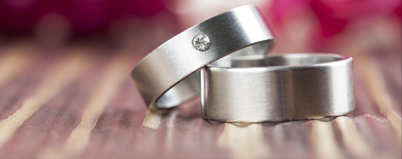 A feh&eacute;rarany eljegyz&eacute;si gyűrű tuti befut&oacute;!