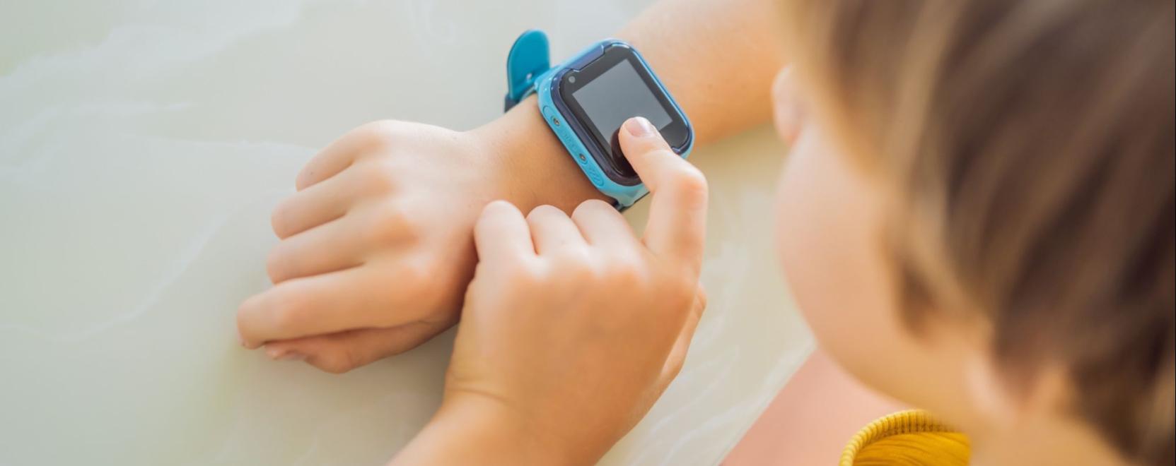 A gyerekek is sz&iacute;vesen viselnek pomp&aacute;s kar&oacute;r&aacute;kat